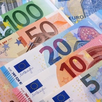 Różne banknoty euro